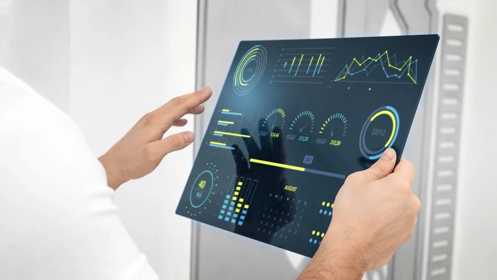 Pessoa analisando painel de controle com gráficos e indicadores de automação, ressaltando a importância da automação na personalização de experiências.