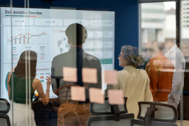 Empresas simplificam processos ao integrar sistemas, reduzir etapas e aumentar eficiência operacional no dia a dia.