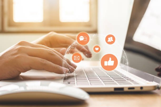 Recomendações de usuários influenciam a descoberta de produtos ao gerar confiança, prova social e novas oportunidades de conversão.
