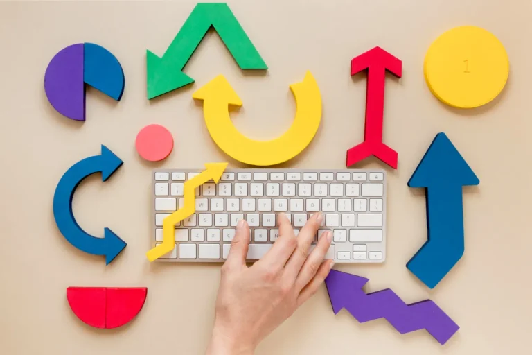Ilustração de comunicação e marketing com teclado e setas coloridas apontando para cima e para os lados, simbolizando Tendências de comunicação e marketing que devem ganhar força em 2026.